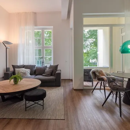 Lunas In Der Alten Schule * Έσσεν